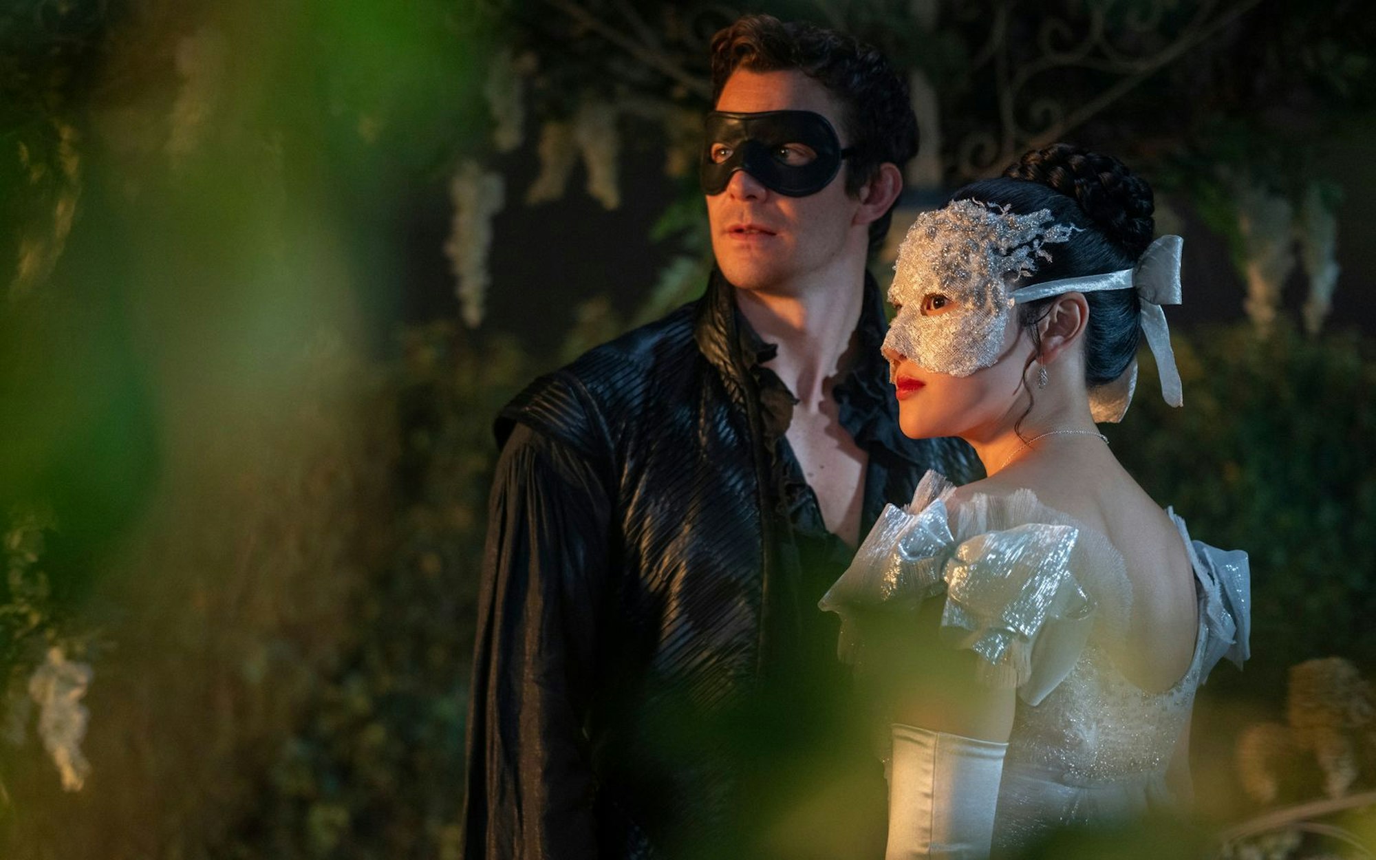 Auf dem Maskenball seiner Mutter trifft Benedict (Luke Thompson) eine mysteriöse Frau in Silber (Yerin Ha) und kann sie danach nicht mehr vergessen. (Bild: LIAM DANIEL/NETFLIX)