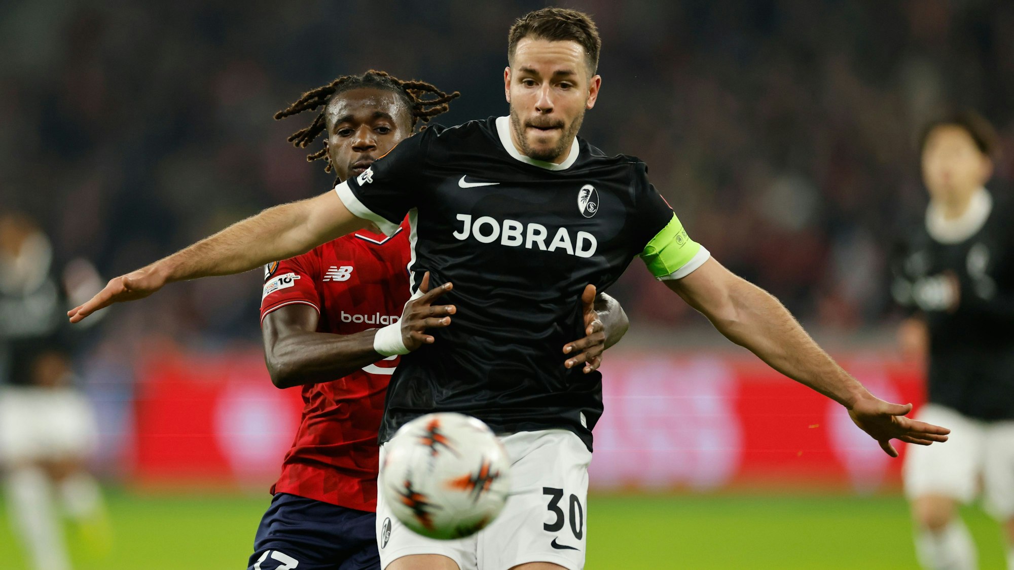Ngal’ayel Mukau (l.) und Christian Günter im Zweikampf um den Ball.