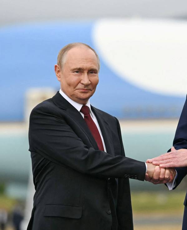 Donald Trump (r.) und Wladimir Putin geben sich die Hand.
