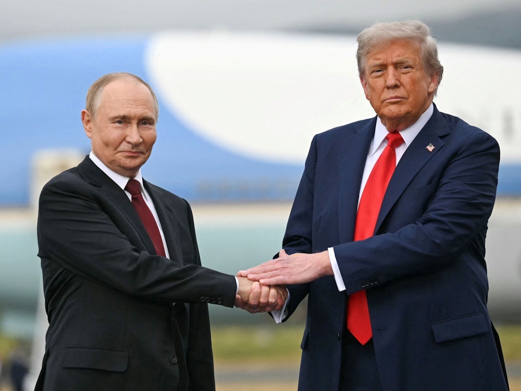 Donald Trump (r.) und Wladimir Putin geben sich die Hand.