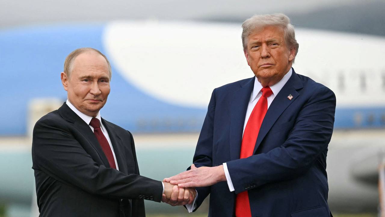 Donald Trump (r.) und Wladimir Putin geben sich die Hand.