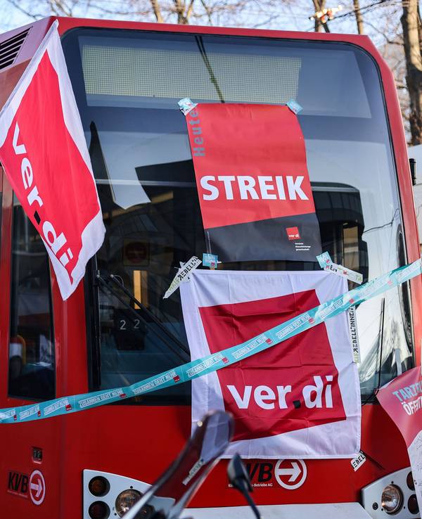 Eine mit Streik-Plakaten beklebte Straßenbahn der Kölner Verkehrs-Betriebe (KVB) steht vor dem Bahndepot (Archivbild).