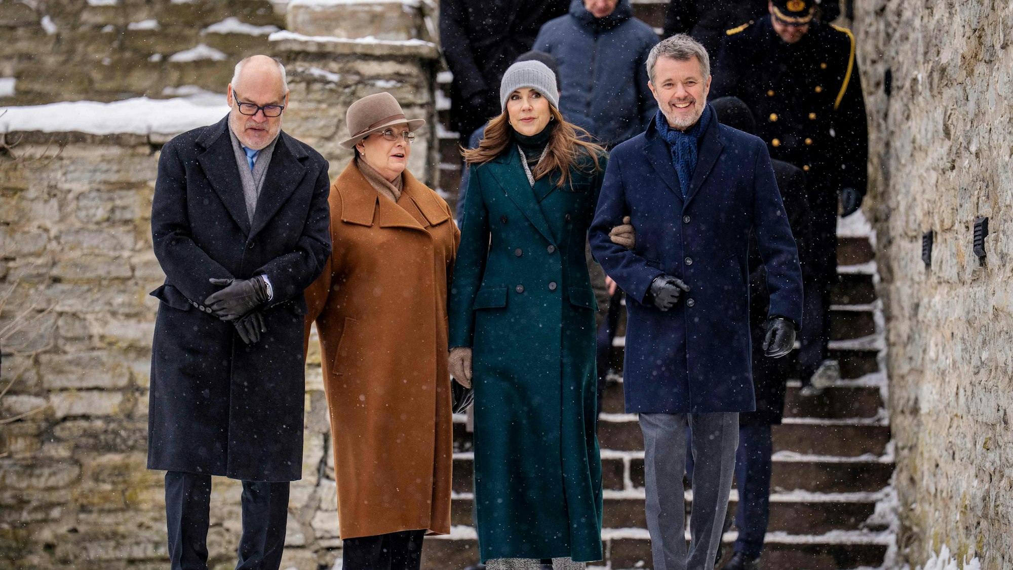 König Frederik X. (r.) und Königin Mary von Dänemark spazieren mit Estlands Präsident Alar Karis (l.) und dessen Ehefrau Sirje Karis durch den Dänischen Königsgarten in Tallinn.