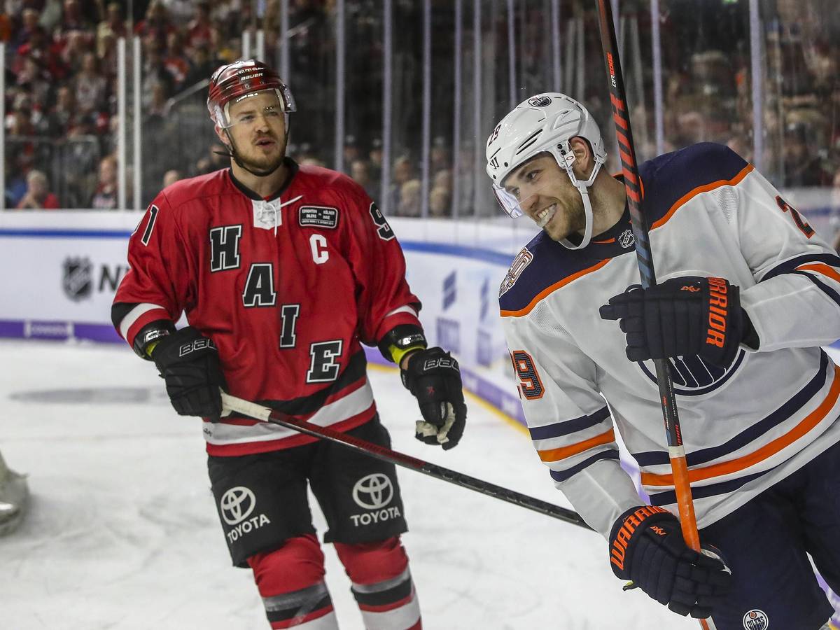 Moritz Müller und Leon Draisaitl bei einem Freundschaftsspiel zwischen den Kölner Haien und den Edmonton Oilers.
