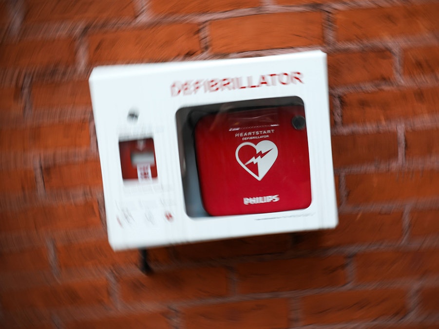 Defibrillator an einer Wand