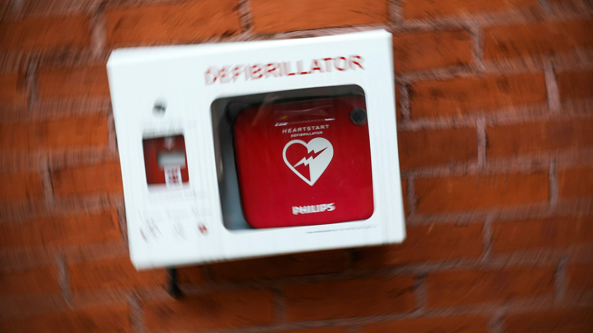 Defibrillator an einer Wand