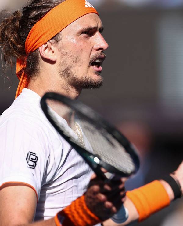 Alexander Zverev reklamiert bei den Australian Open.