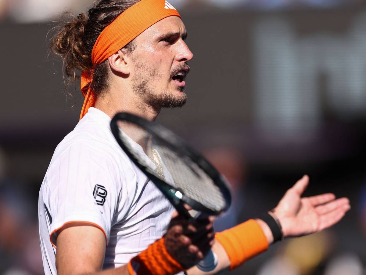 Alexander Zverev reklamiert bei den Australian Open.