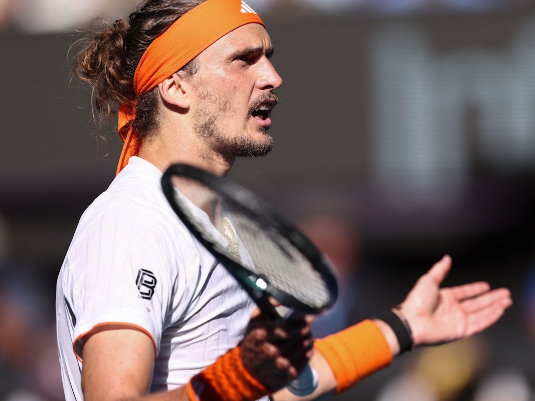 Alexander Zverev reklamiert bei den Australian Open.