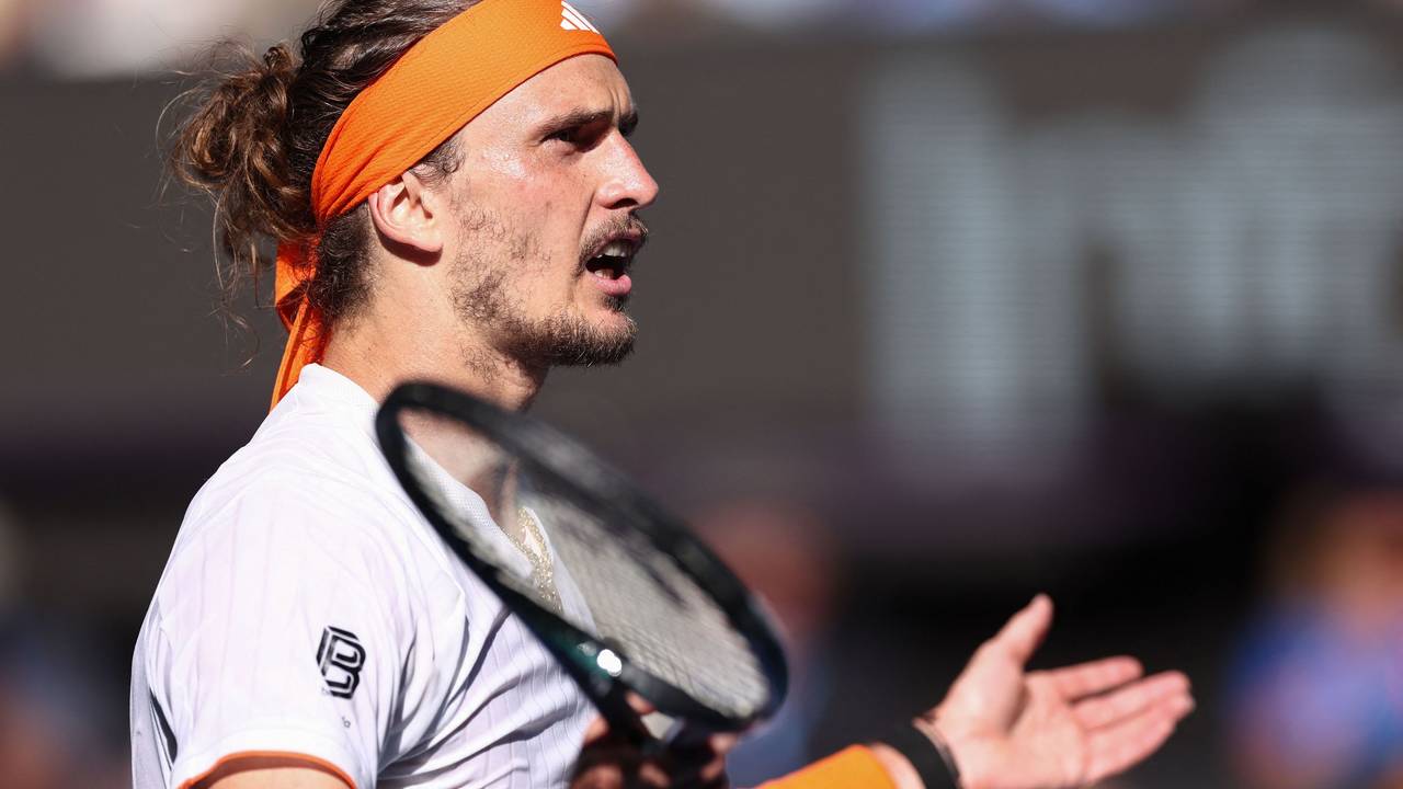 Alexander Zverev reklamiert bei den Australian Open.