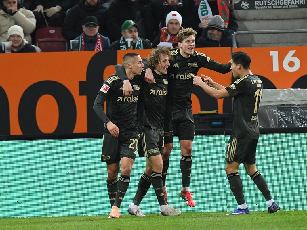 Marin Ljubicic (l.) jubelt mit seinen Teamkollegen.