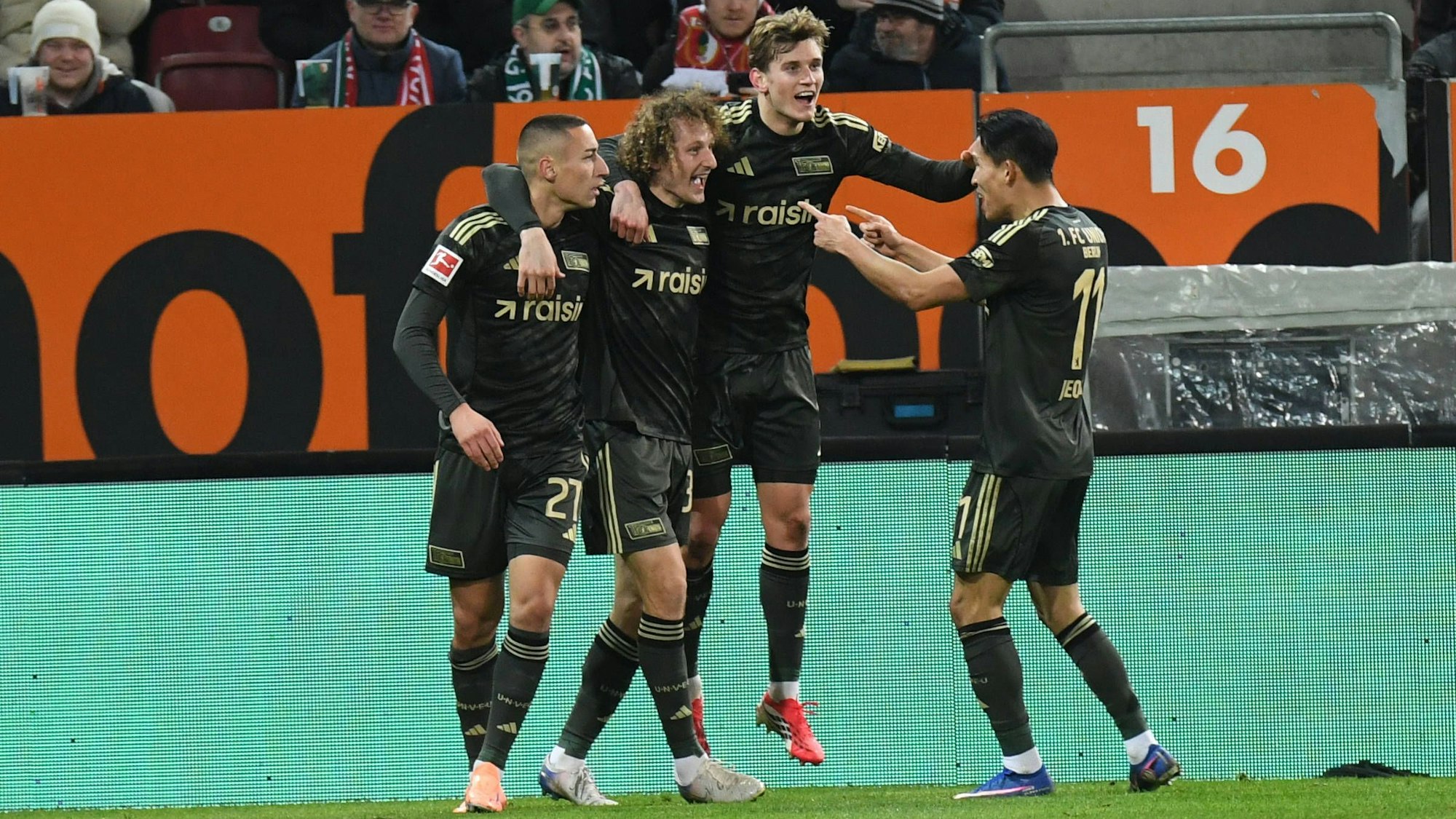 Marin Ljubicic (l.) jubelt mit seinen Teamkollegen.