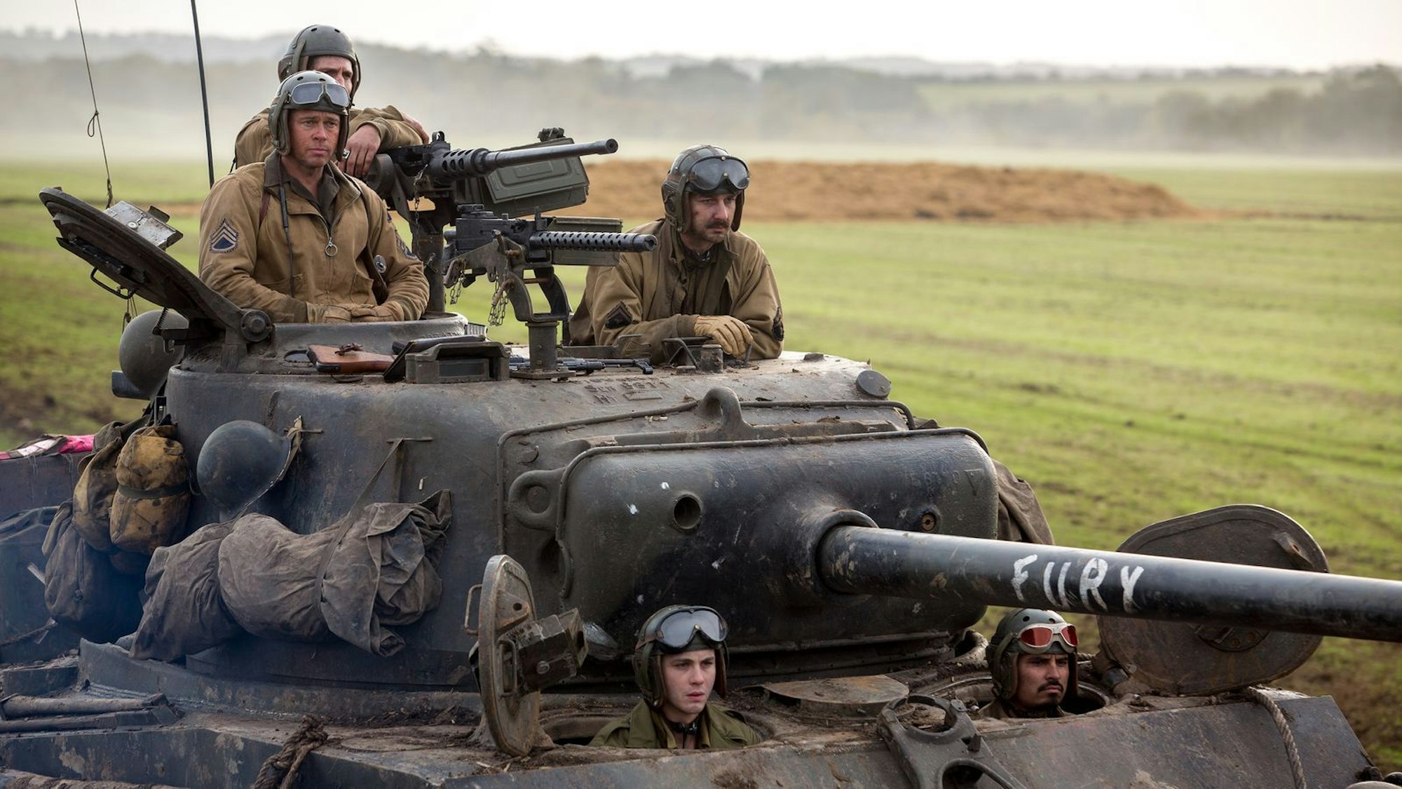 Die Mannschaft des Panzers „Fury“ (von links): Wardaddy (Brad Pitt), Grady Travis (Jon Bernthal), Boyd Swan (Shia LaBeouf), Norman Ellison (Logan Lerman) und Trini Garcia (Michael Peña). (Bild: RTLZWEI)