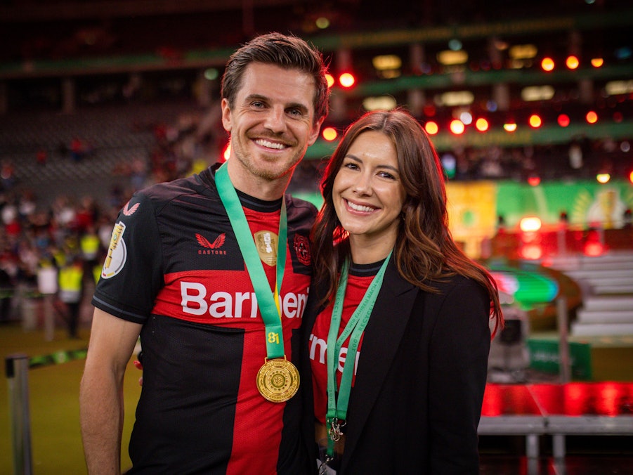 Laura Hofmann mit ihrem Mann Jonas nach dem DFB-Pokalsieg von Bayer Leverkusen.