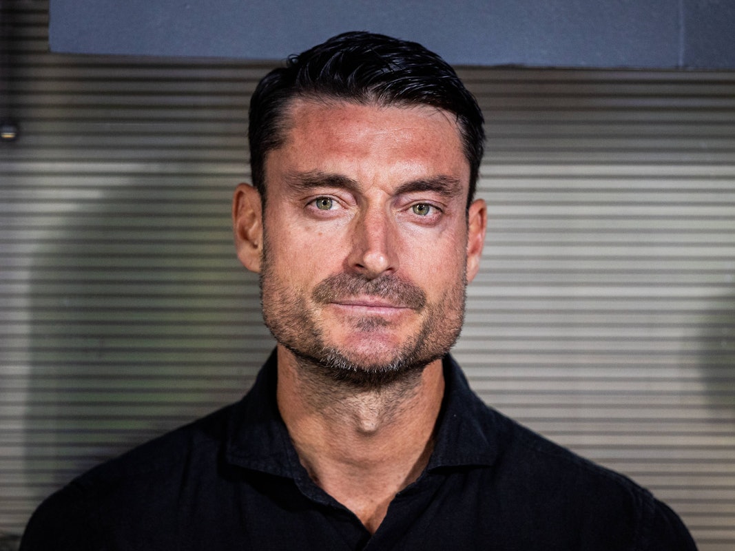 Albert Riera sitzt auf der Bank.