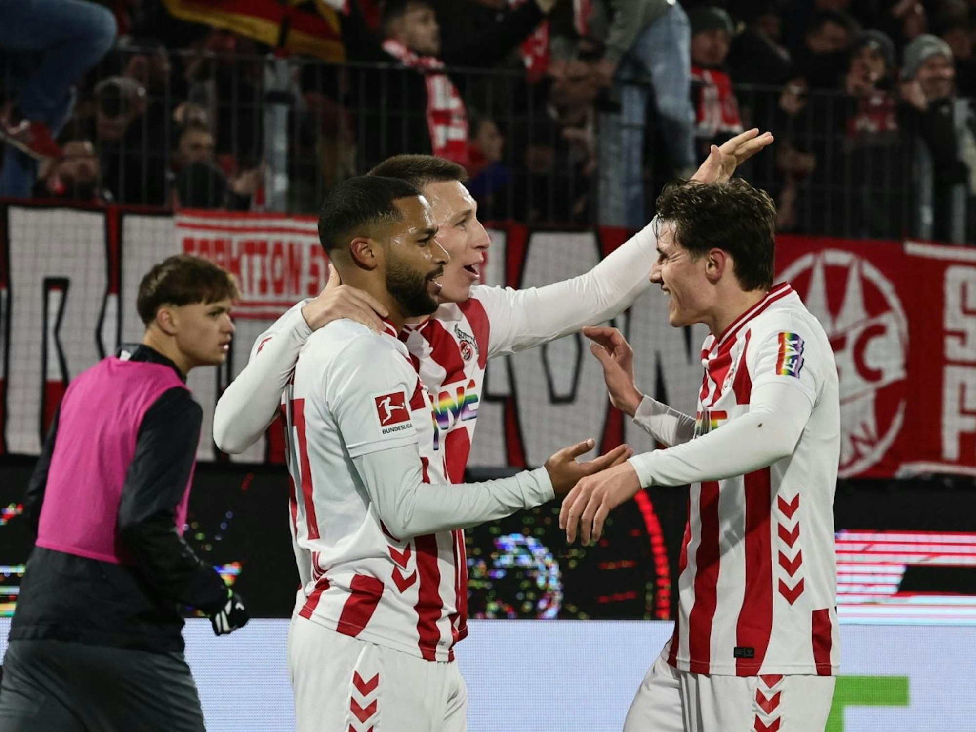 Linton Maina jubelt über sein Tor.