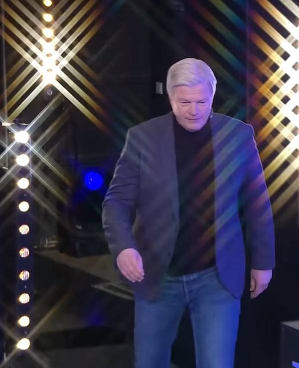 Oliver Kahn am Donnerstag (29. Januar 2026) im Sky-Talk „Triple“ beim Gang ins Studio.