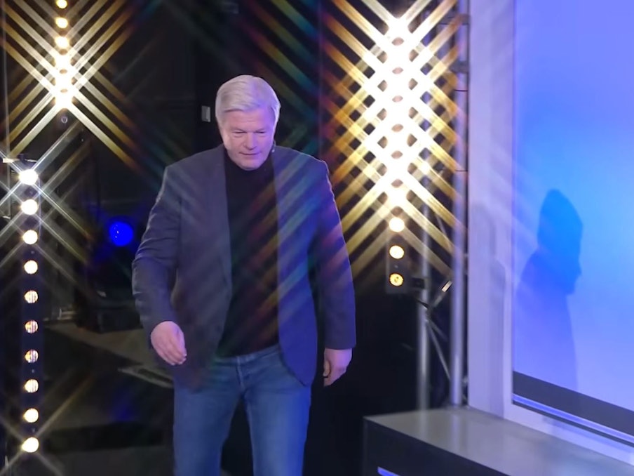 Oliver Kahn am Donnerstag (29. Januar 2026) im Sky-Talk „Triple“ beim Gang ins Studio.