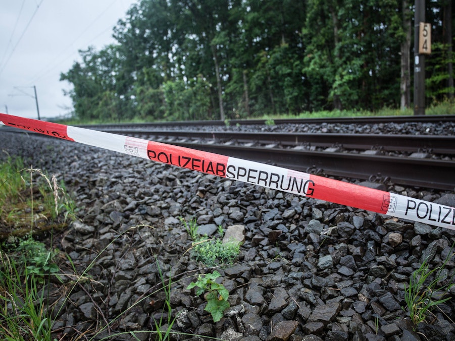 Polizeiabsperrband vor Bahngleisen