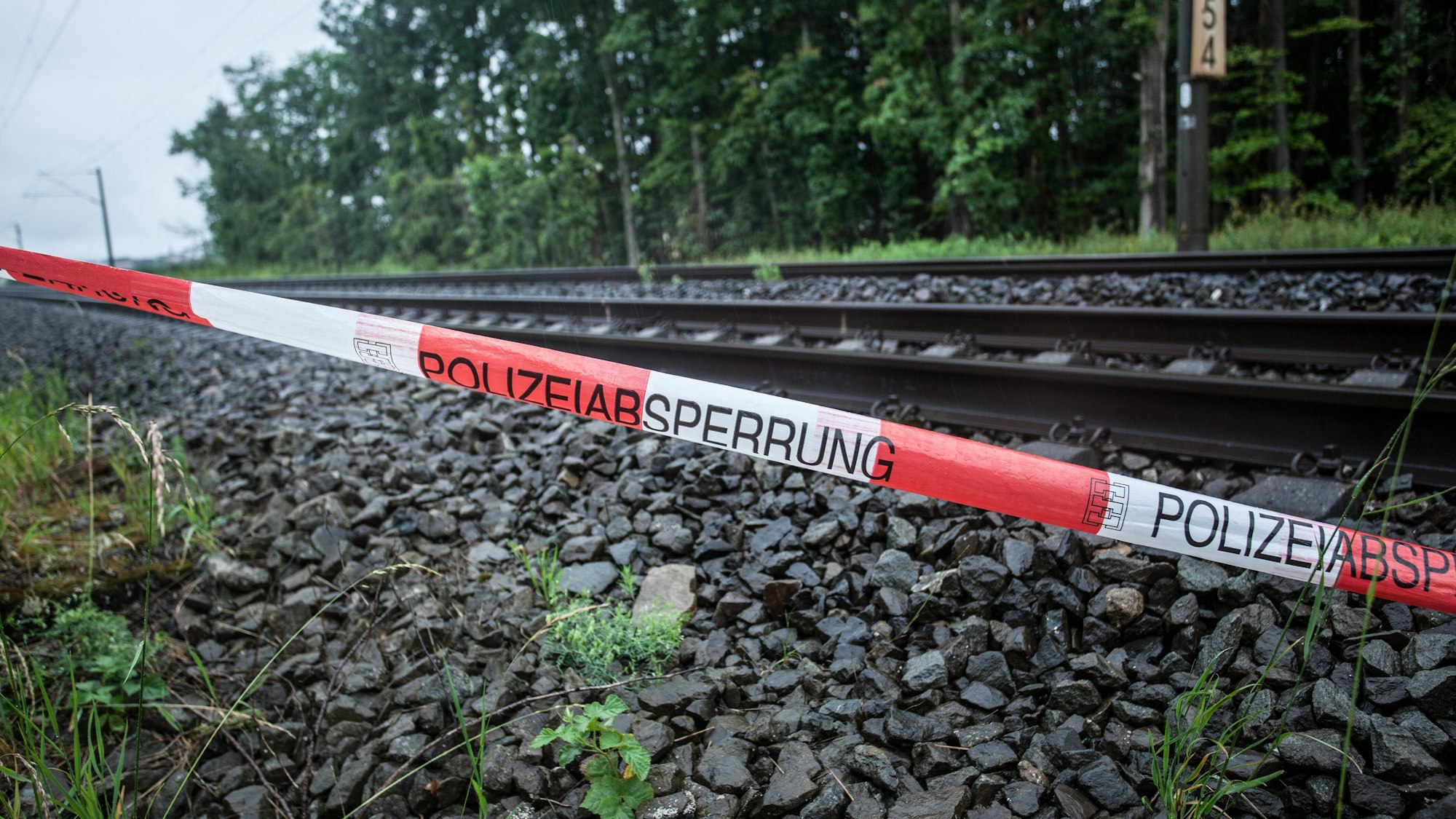 Polizeiabsperrband vor Bahngleisen