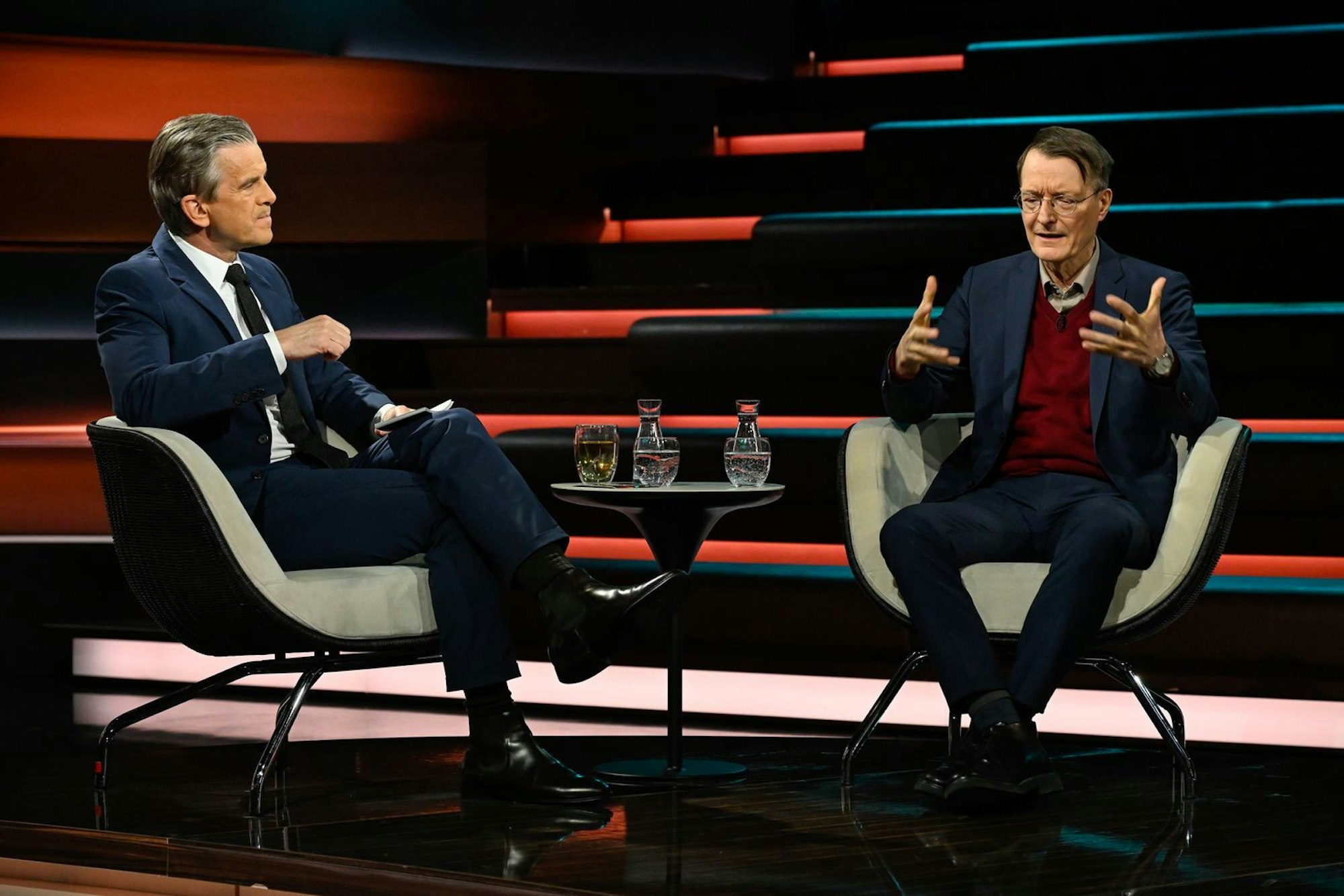 Es sei „Unsinn“, dass der Bundeskanzler die „ausbaufähige Arbeitsmoral“ der Deutschen moniert habe, beklagte Karl Lauterbach (rechts) im ZDF-Talk. (Bild: ZDF / Markus Hertrich)