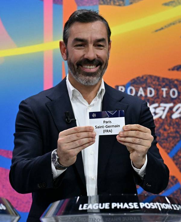 Robert Pirès hält ein Los mit dem Vereinsnamen von Paris Saint-Germain in der Hand.