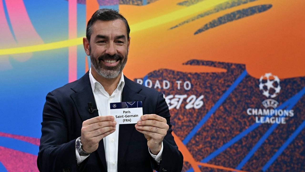 Robert Pirès hält ein Los mit dem Vereinsnamen von Paris Saint-Germain in der Hand.