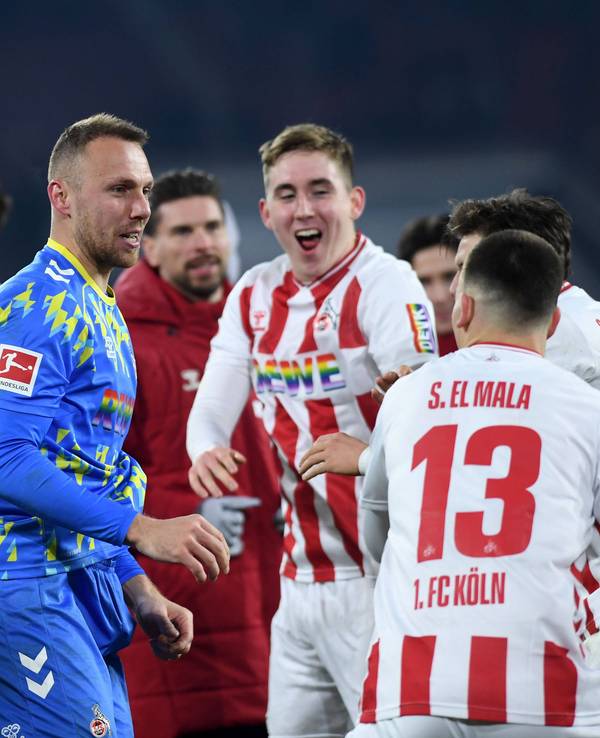 Marvin Schwäbe feiert mit seinen Teamkollegen auf dem Platz nach dem Spiel.