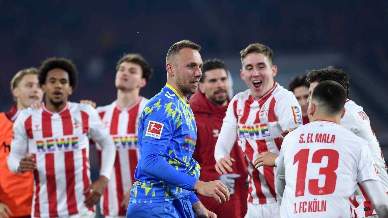 Marvin Schwäbe feiert mit seinen Teamkollegen auf dem Platz nach dem Spiel.