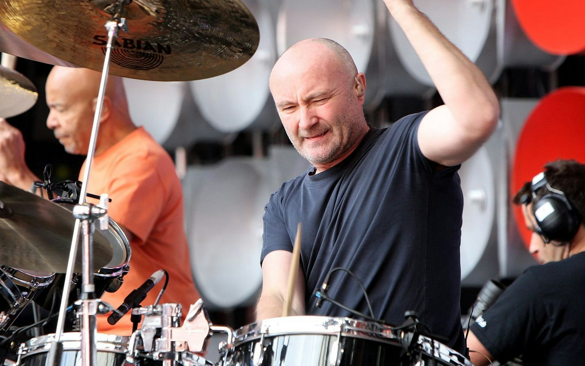 2007 saß Phil Collins wieder bei einer Genesis-Tournee am Schlagzeug - der Beginn einer langen Leidenszeit. (Bild: 2007 Getty Images)