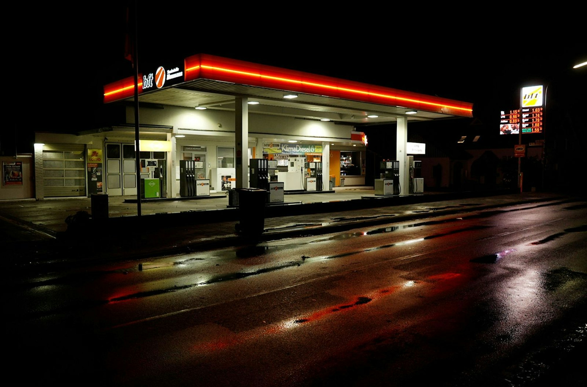 Täglich werden in Deutschland Millionen Liter Benzin und Diesel getankt, obwohl bekannt ist, wie sehr sie dem Klima schaden. (Bild: NDR)