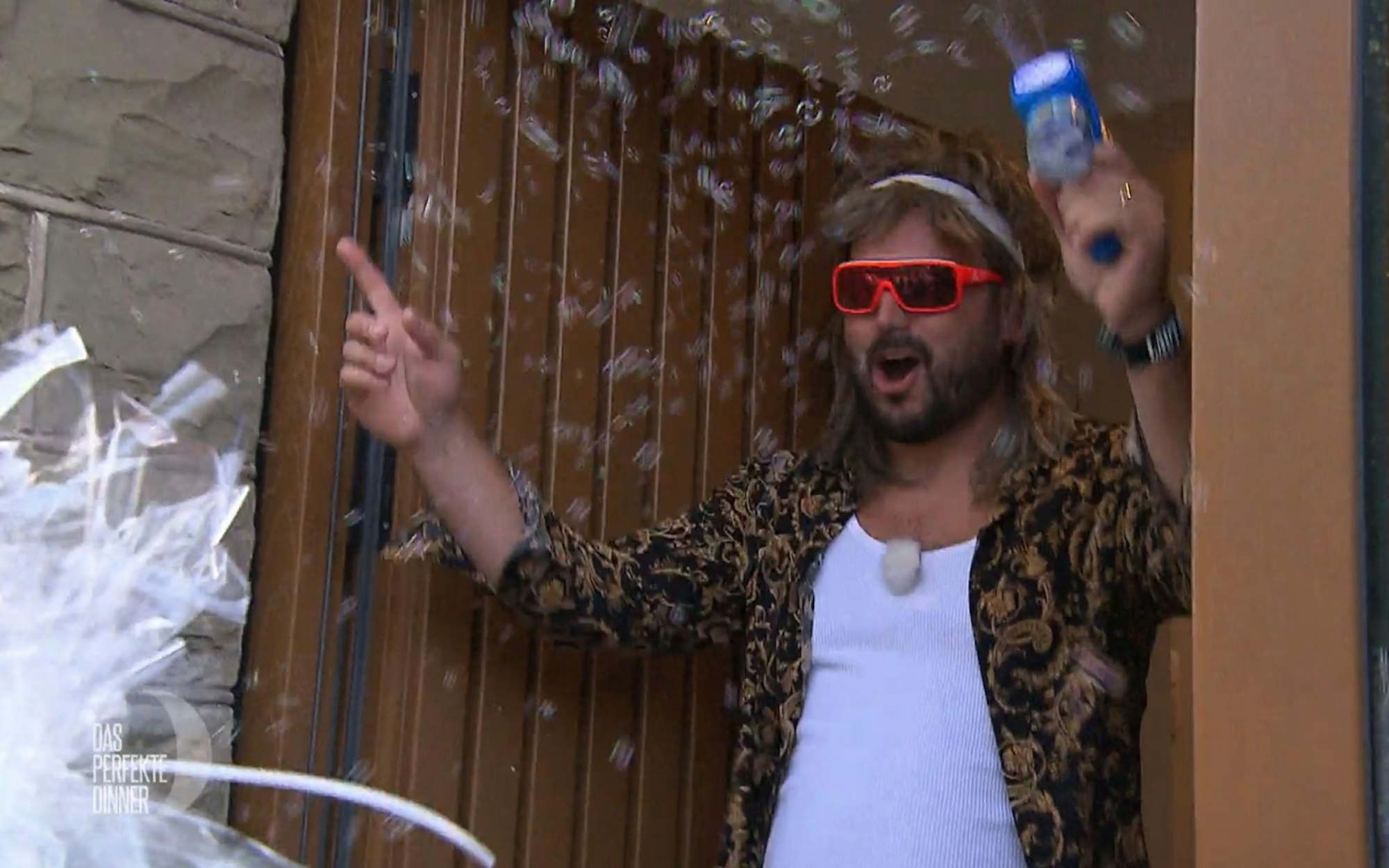 Seiner spaßigen Natur angemessen empfängt Markus (37) seine Gäste mit der Seifenblasen-Pistole. (Bild: RTL)