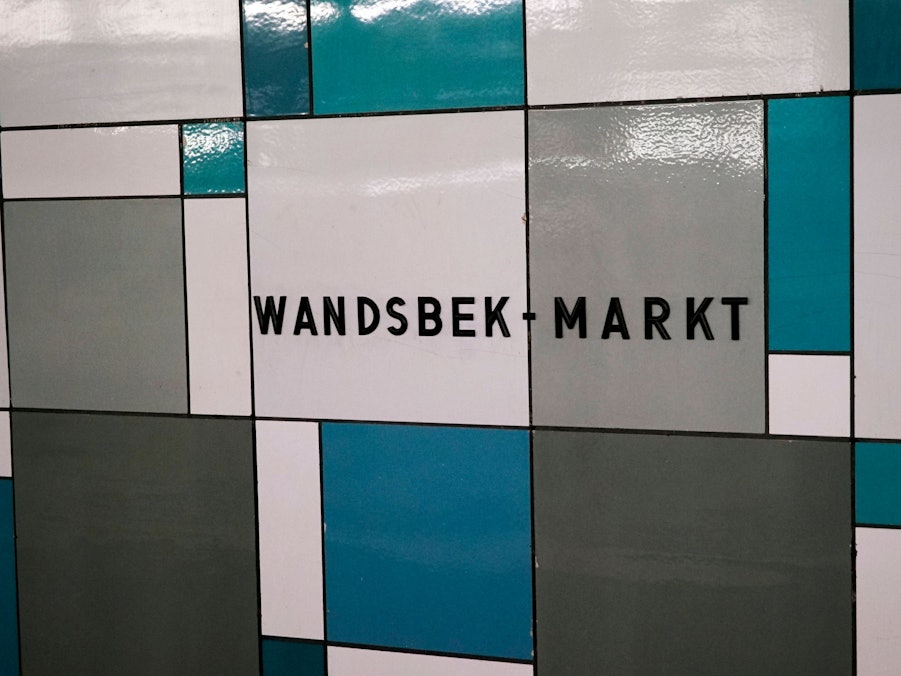 Fliesenwand mit Schriftzug WANDSBEK MARKT