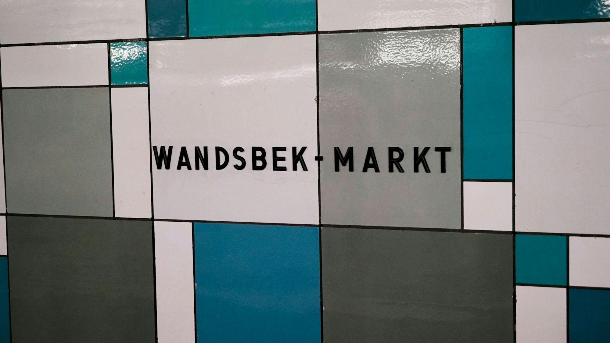 Fliesenwand mit Schriftzug WANDSBEK MARKT