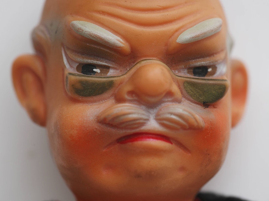 Richterpuppe mit Brille und Schnurrbart