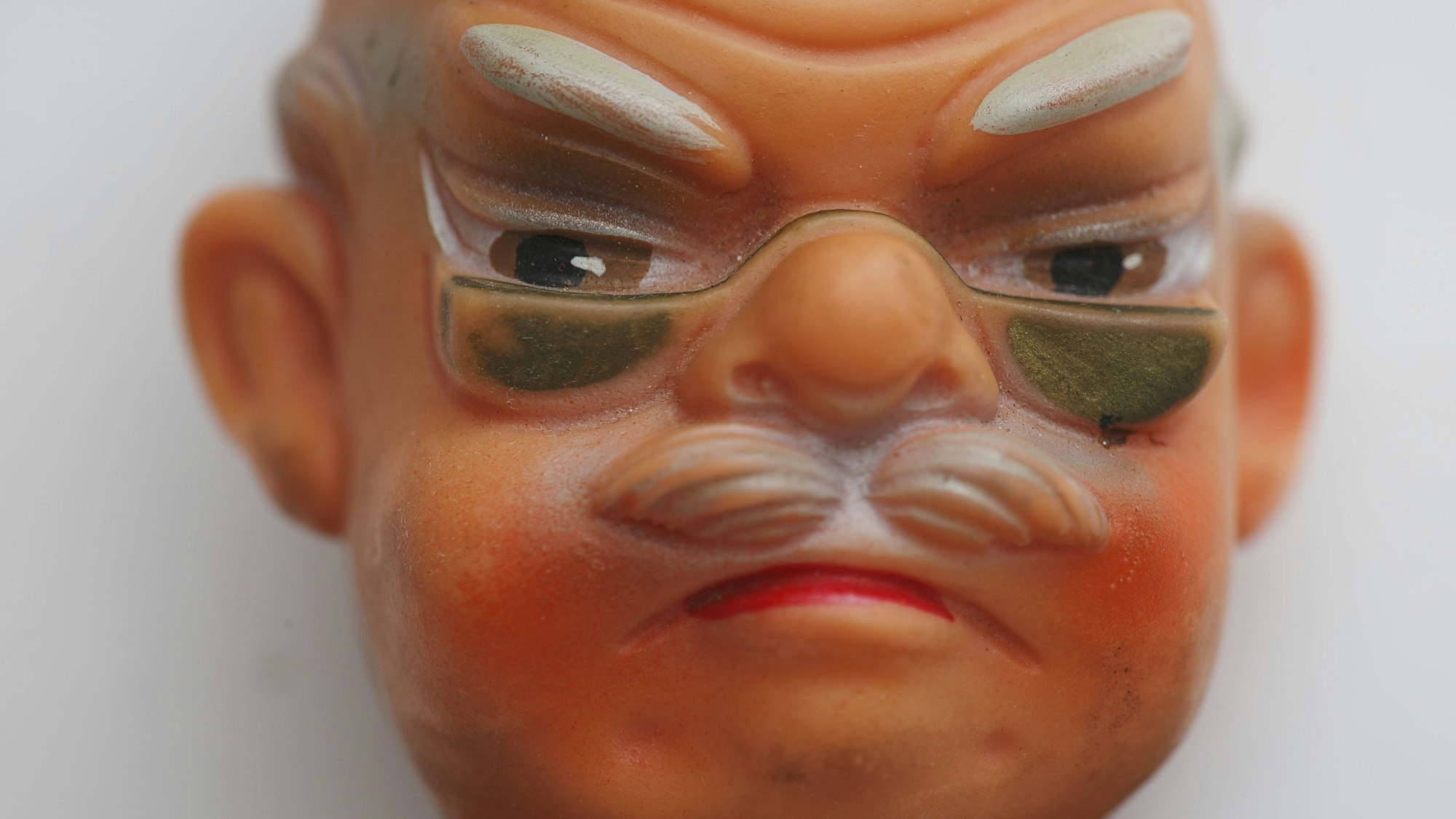 Richterpuppe mit Brille und Schnurrbart