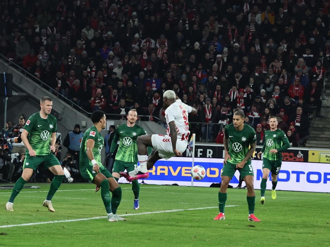 Ragnar Ache tritt bei einer Großchance über den Ball.