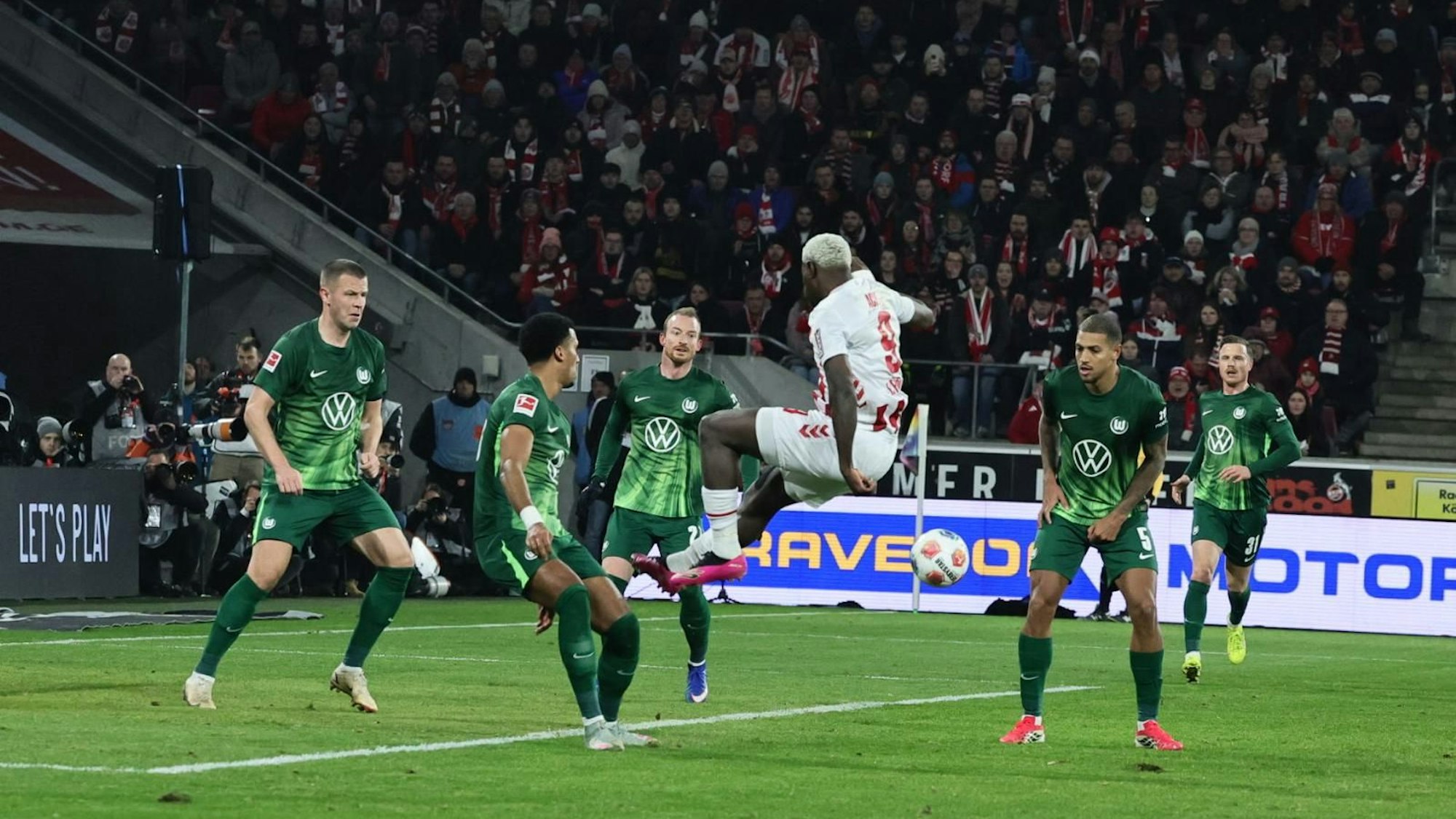 Ragnar Ache tritt bei einer Großchance über den Ball.