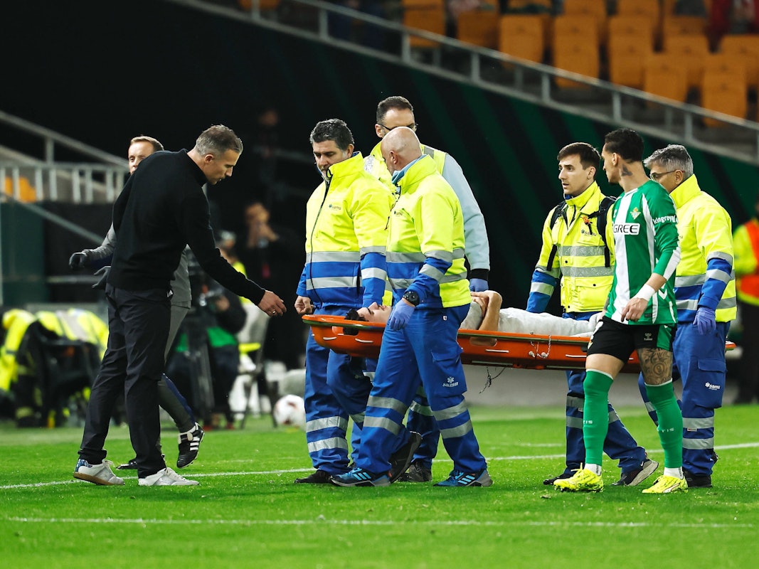 Robin van Persie tröstet seinen Sohn Shaqueel.