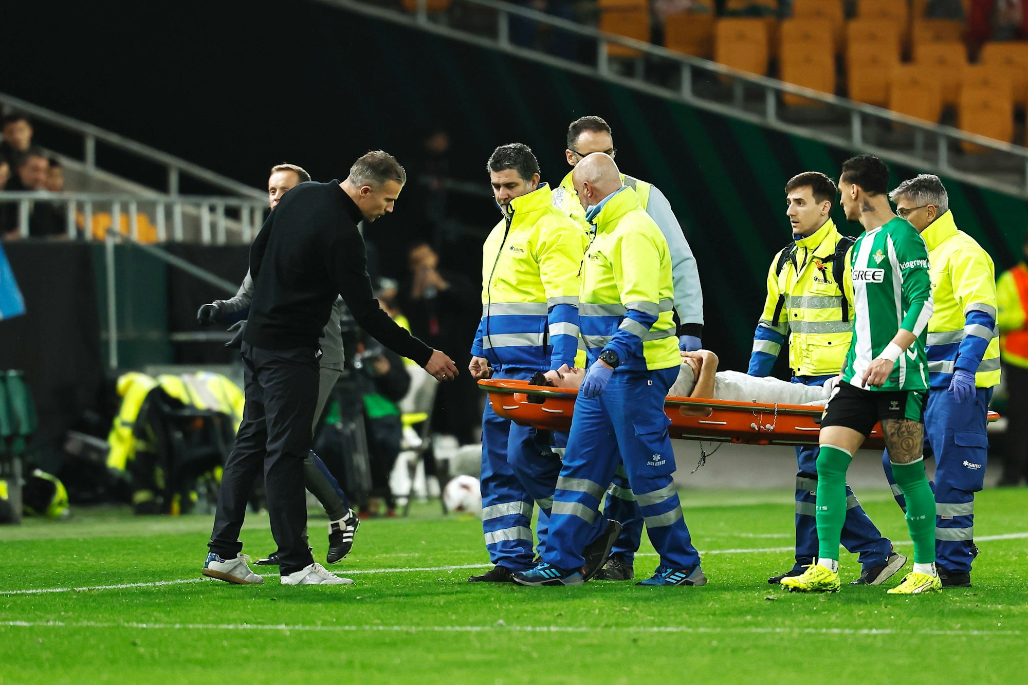 Robin van Persie tröstet seinen Sohn Shaqueel.
