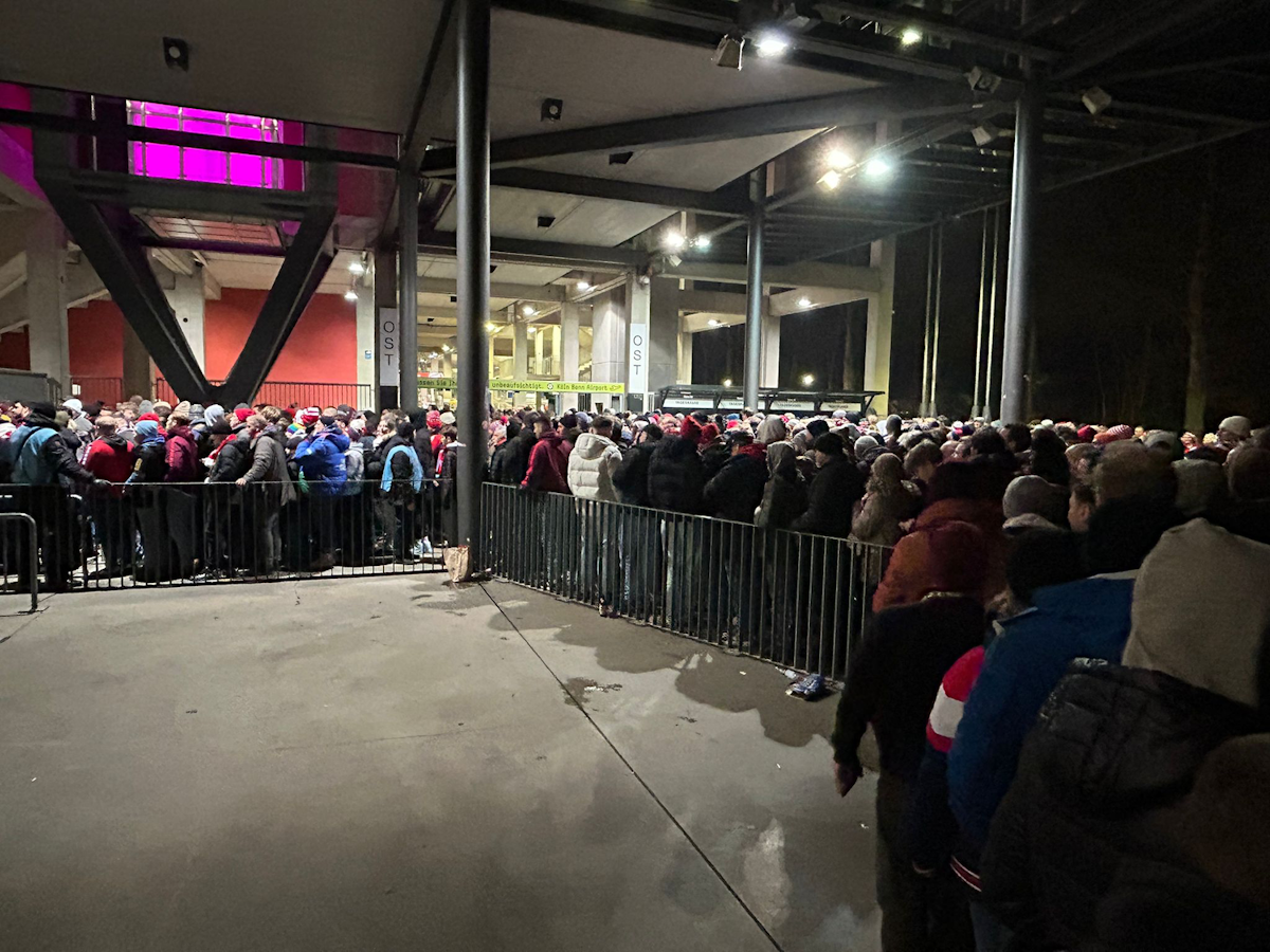 Hunderte Fans stehen am Einlass.
