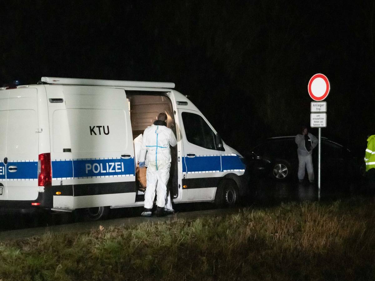 Einsatzkräfte arbeiten an einem Waldgebiet. In Dormagen ist die Leiche eines Jugendlichen gefunden worden.
