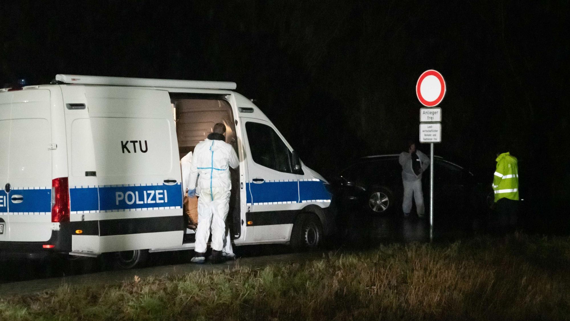 Einsatzkräfte arbeiten an einem Waldgebiet. In Dormagen ist die Leiche eines Jugendlichen gefunden worden.