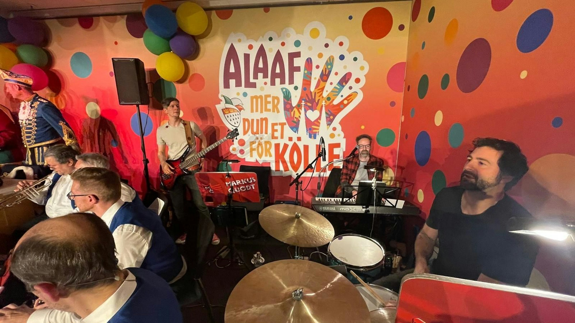 Die Kasalla-Musiker an den Instrumenten der Kapelle.