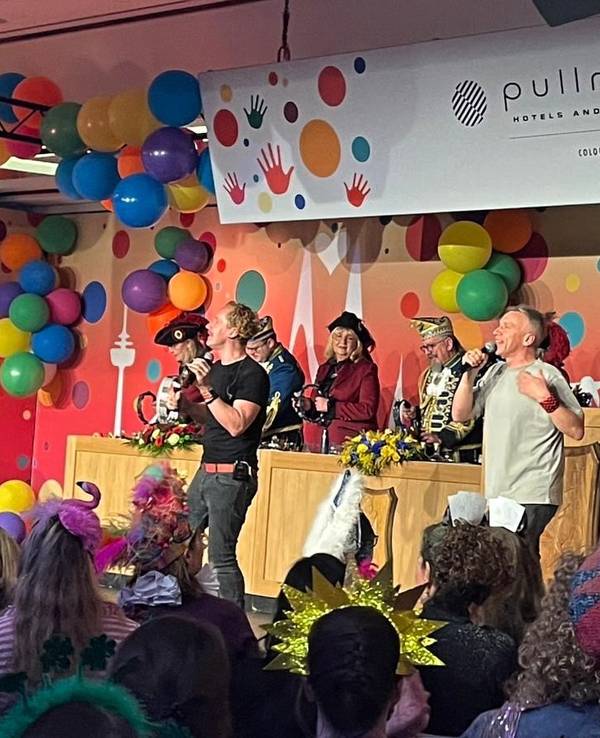 Kasalla beim Auftritt auf der Pullman-Bühne.