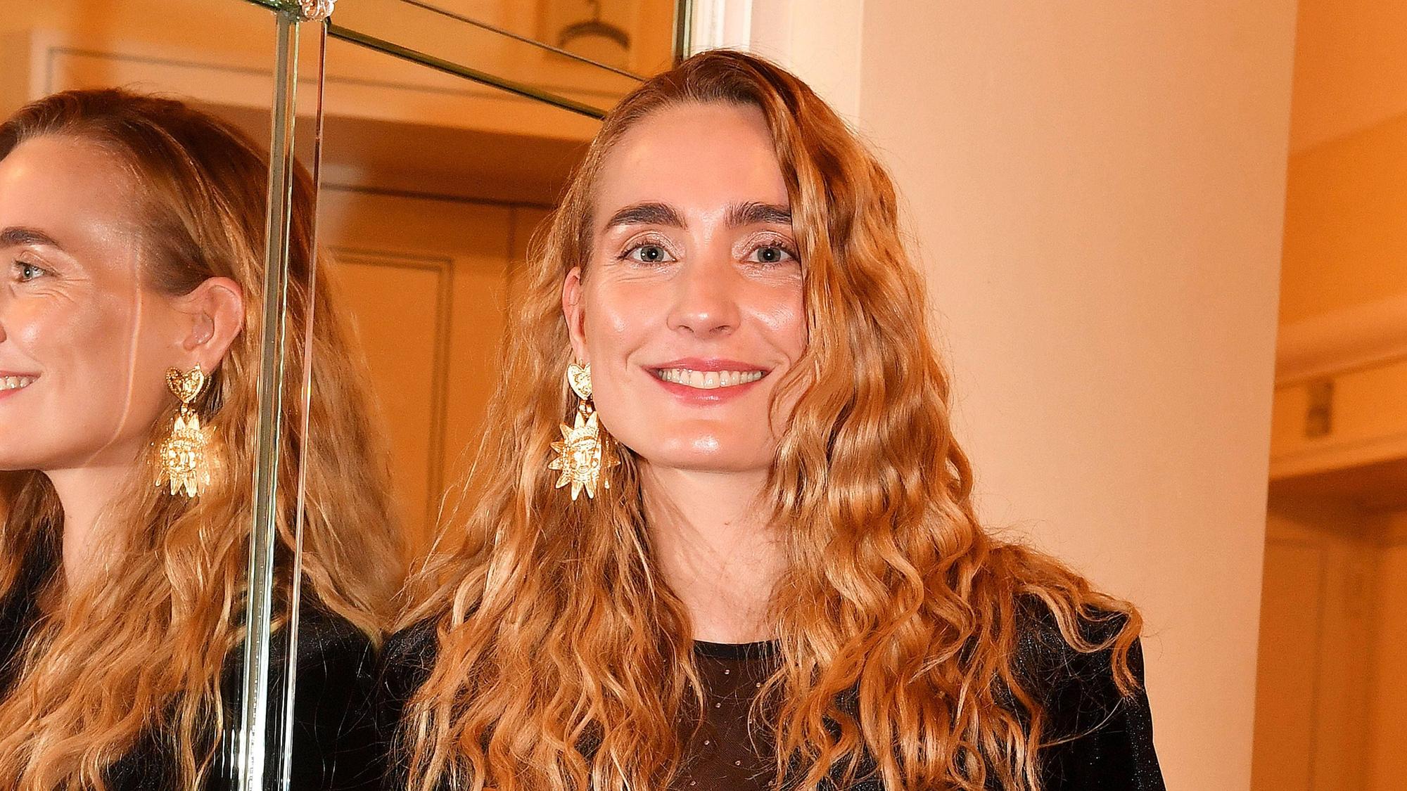 Verena Ofarim lächelt.