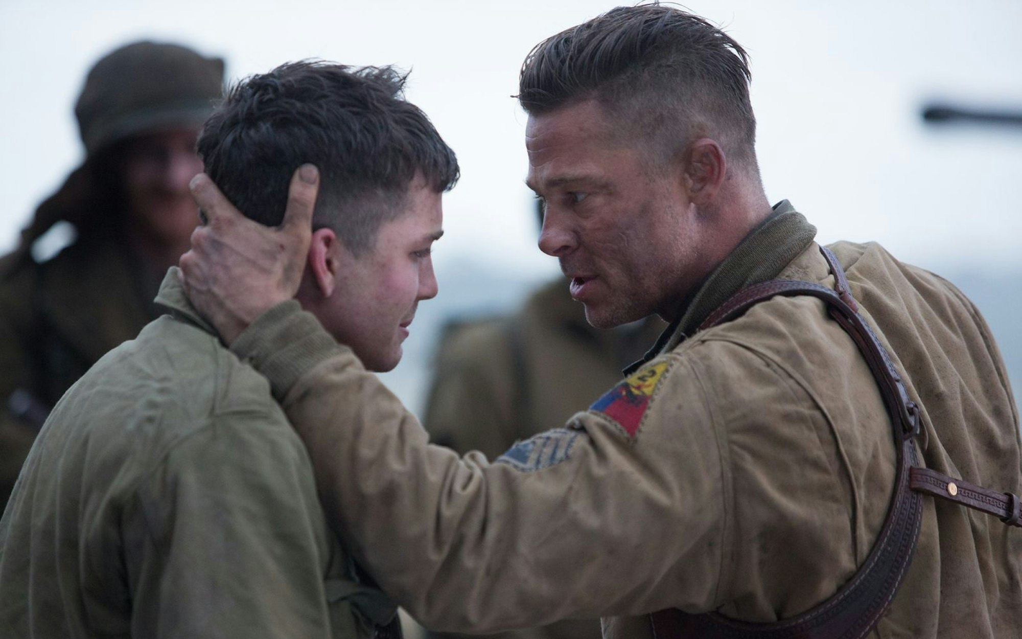 Wardaddy (Brad Pitt, rechts) führt Männer wie Norman (Logan Lerman) auf seine eigene Weise. (Bild: RTLZWEI)
