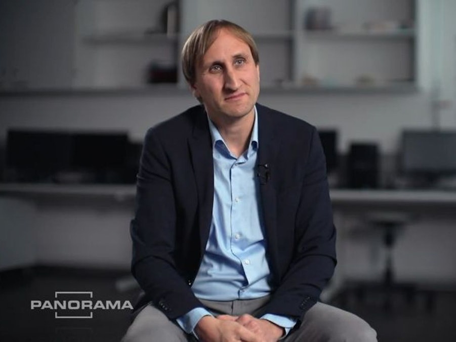 „Wir haben in der individuellen Mobilität im Auto die Alternative Elektromobilität. Das ist ausgereift, verfügbar, funktioniert effizient“, erklärt Professor Michael Sterner von der OTH Regensburg. (Bild: NDR)