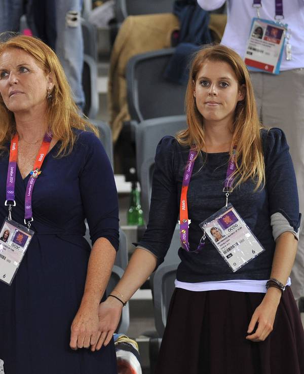 Prinzessin Eugenie (l.), Sarah Ferguson, Herzogin von York, und Prinzessin Beatrice (r.) besuchen das Bahnrad-Finale bei den Olympischen Spielen 2012 im Londoner Velodrom.