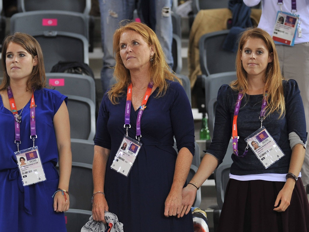 Prinzessin Eugenie, Sarah „Fergie“ Ferguson und Prinzessin Beatrice halten Hand.